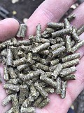 Гранулированный комбикорм для кроликов с травяной мукой